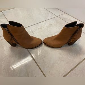 Steve Madden zip-up ankle booties. Fits like a size 6.Some worn areas (pictured)